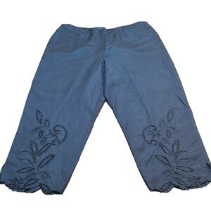 LARRY LEVINE PETITE Black Linen Blend
Capris with cut out pattern Size 14P